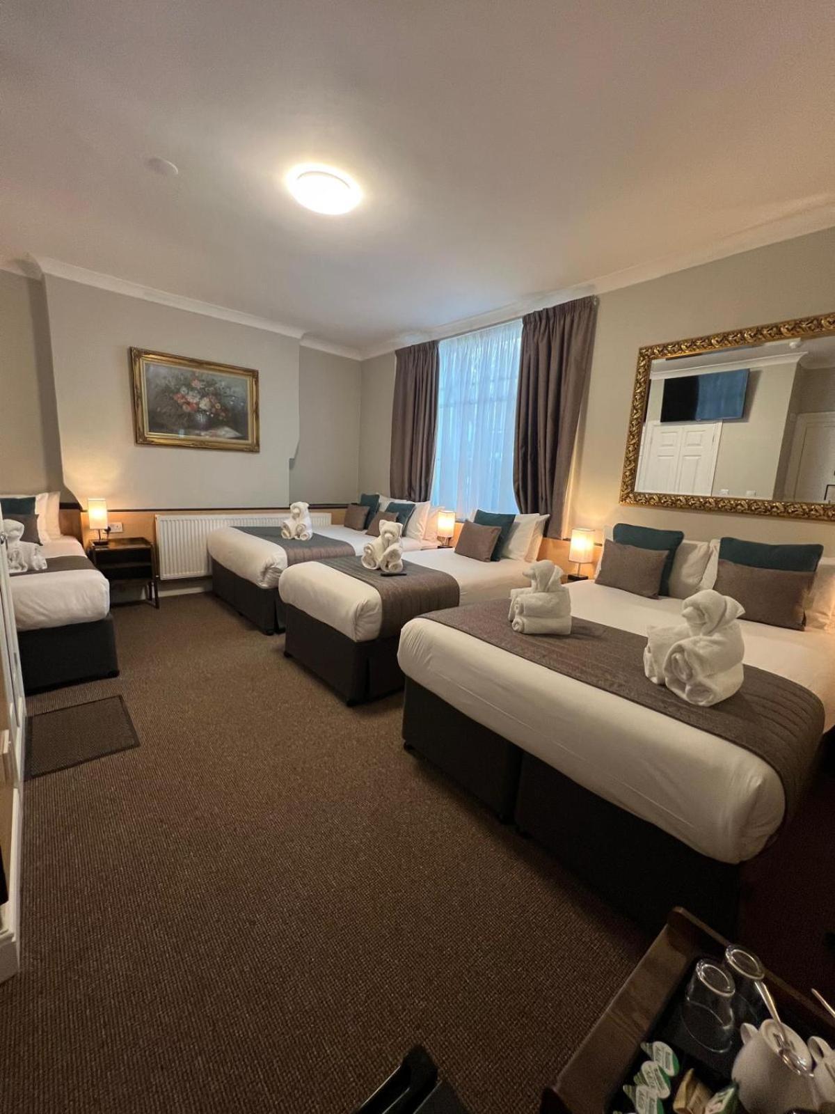 Tudor Court 3* Londra
